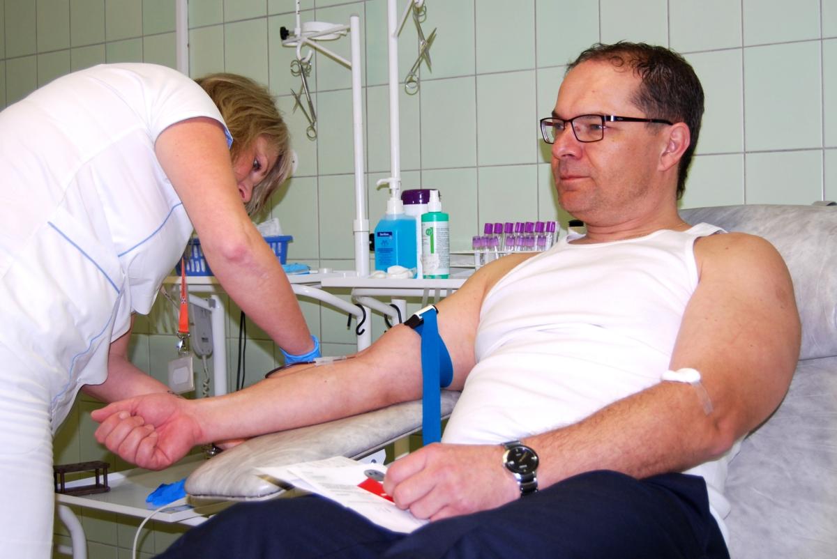 Krev při Valentýnských odběrech daroval krajský radní pro zdravotnictví Ladislav Valtr