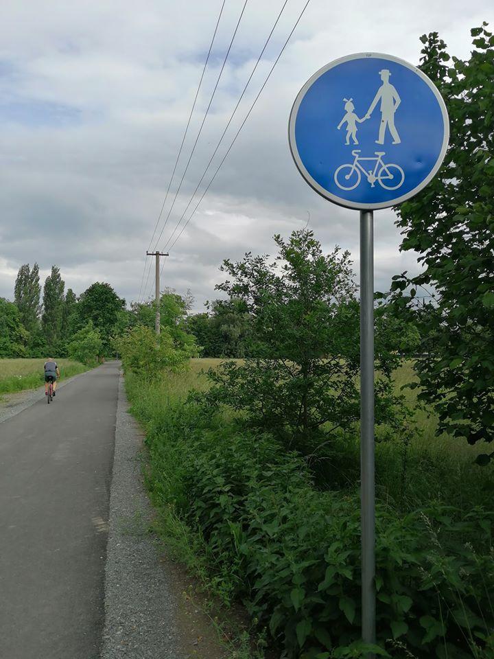 Nová, zhruba půl kilometru dlouhá cyklostezka, spojuje sídliště Cihelna s koupalištěm.