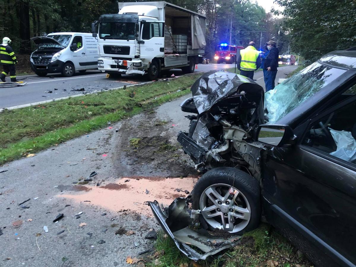 Nehoda tří vozidel Lázně Bohdaneč s únikem nebezpečné látky převážené... | Foto: Hasiči Lázně Bohdaneč