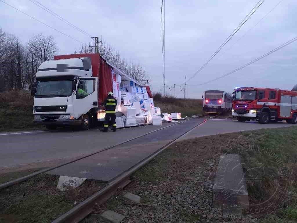 Spěch řidiče nákladního vozidla byl hazardem s jeho životem, i s životy deseti cestujících v osobním vlaku na železniční trati Litomyšl – Vysoké Mýto.