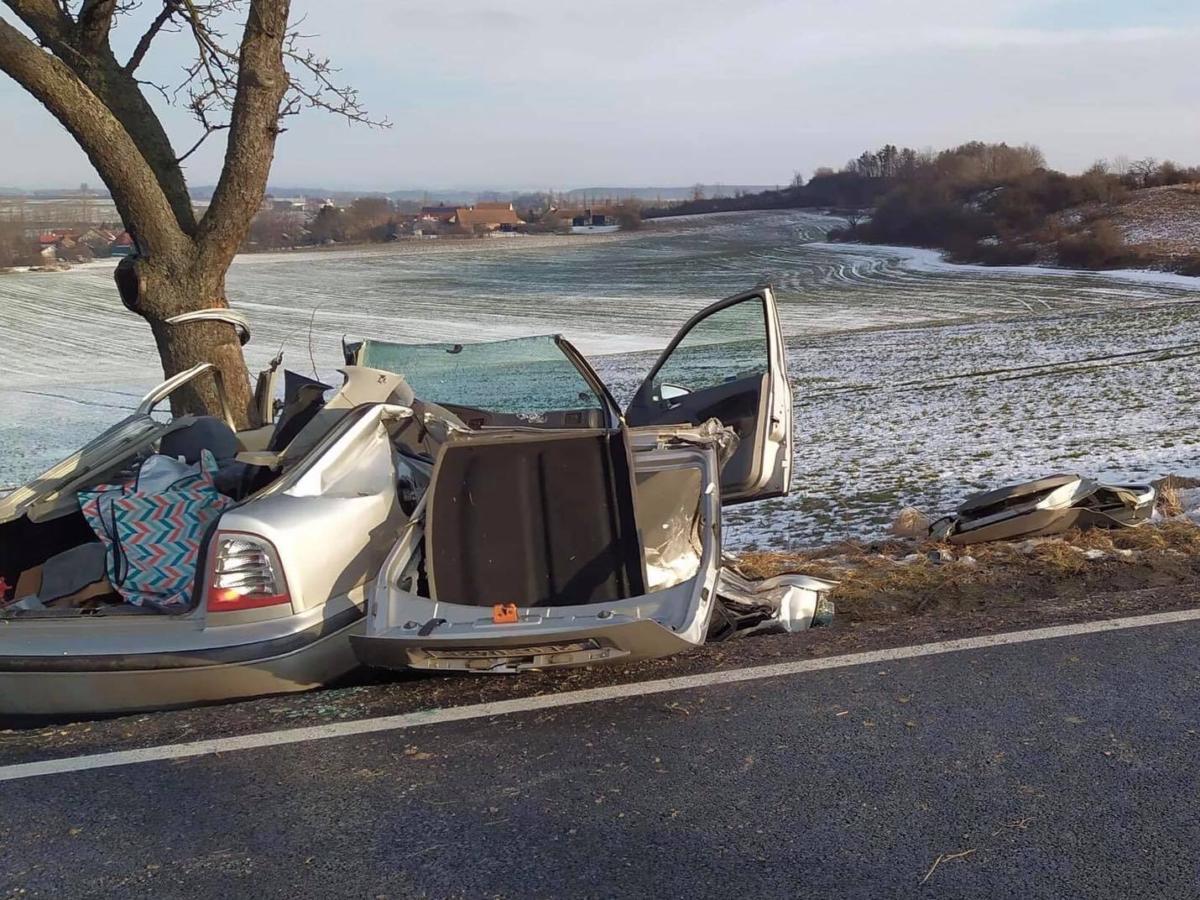 Řidička při nehodě nedaleko obce Honbice na Chrudimsku na místě zemřela, zraněný spolujezdec byl letecky transportován do nemocnice. 