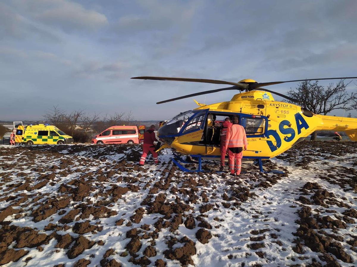 Řidička při nehodě nedaleko obce Honbice na Chrudimsku na místě zemřela, zraněný spolujezdec byl letecky transportován do nemocnice. 