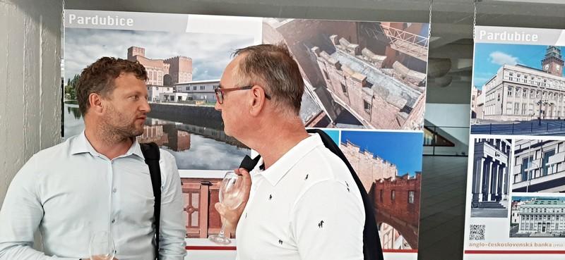 Architekt Lukáš Smetana a Roman Línek před fotografií Gočárových mlýnů