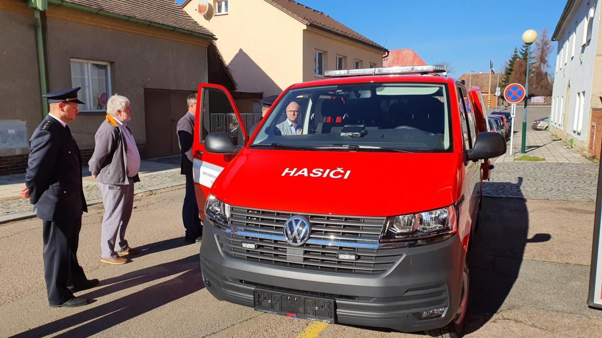 Dobrovolní hasiči ve Slatiňanech mají díky dotaci kraje nový dopravní automobil