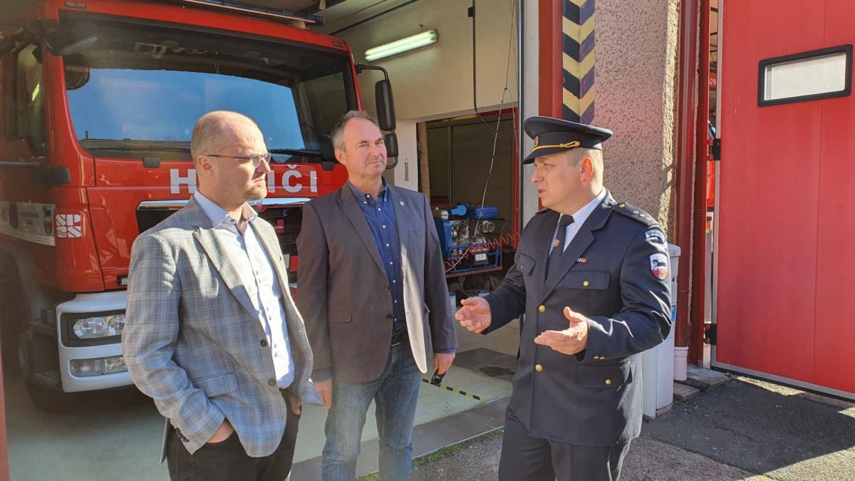 Dobrovolní hasiči ve Slatiňanech mají díky dotaci kraje nový dopravní automobil