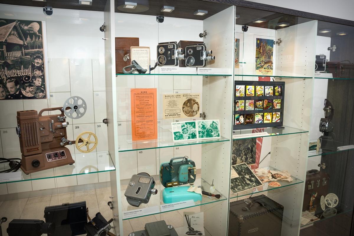 Historická filmová technika se představuje v pokladně muzea