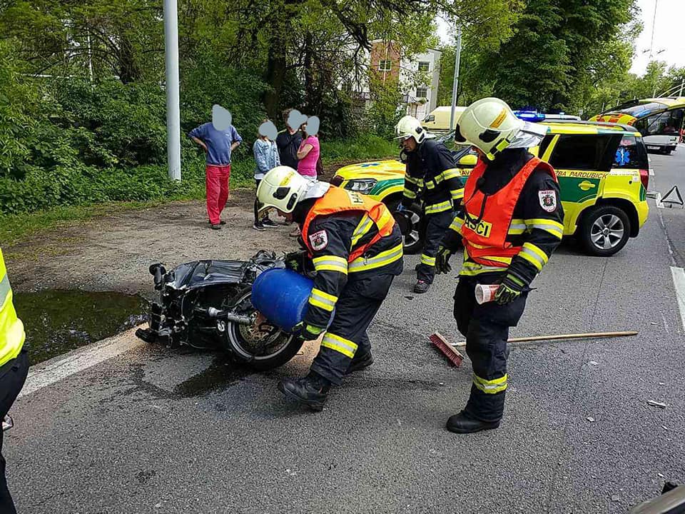 Nehoda motorkáře v Rybitví - Foto: HZS Pardubického kraje