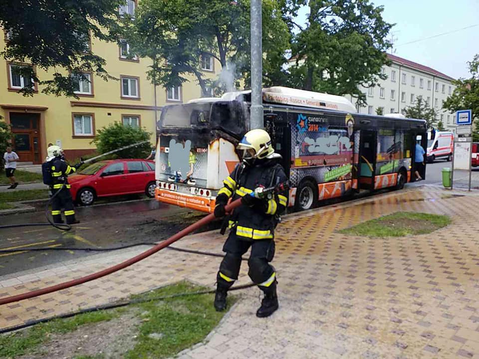 Požár autobusu v Gorkého ulici Pardubice