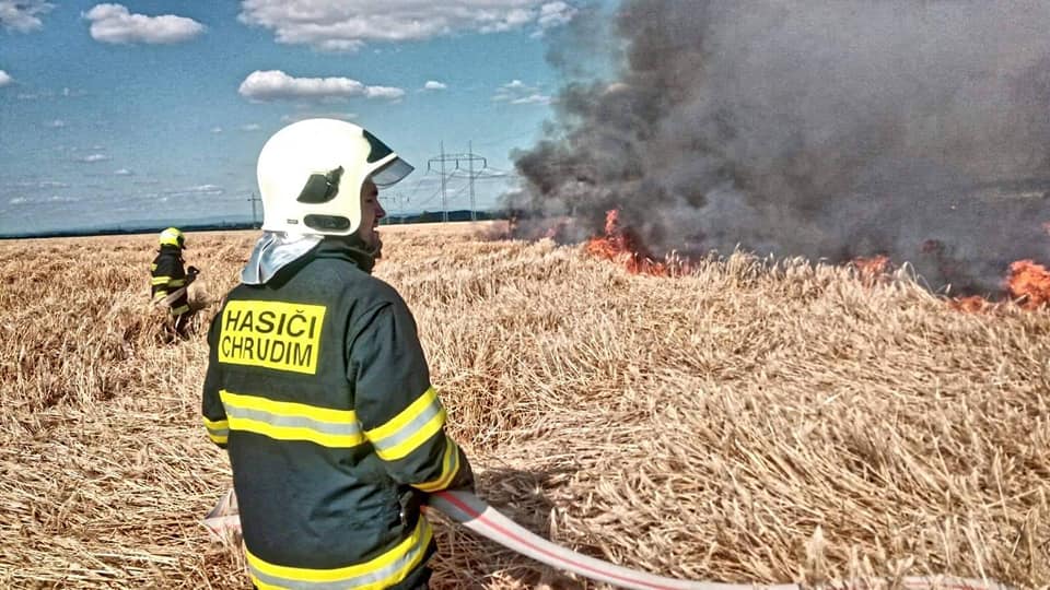 Požár pole o rozloze asi 0,5 hektaru odpoledne 28. června 2019 likvidovaly jednotky v Tuněchodech.