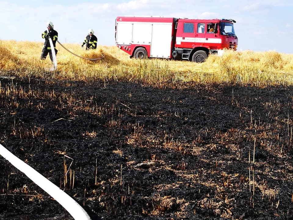 Požár pole o rozloze asi 0,5 hektaru odpoledne 28. června 2019 likvidovaly jednotky v Tuněchodech.
