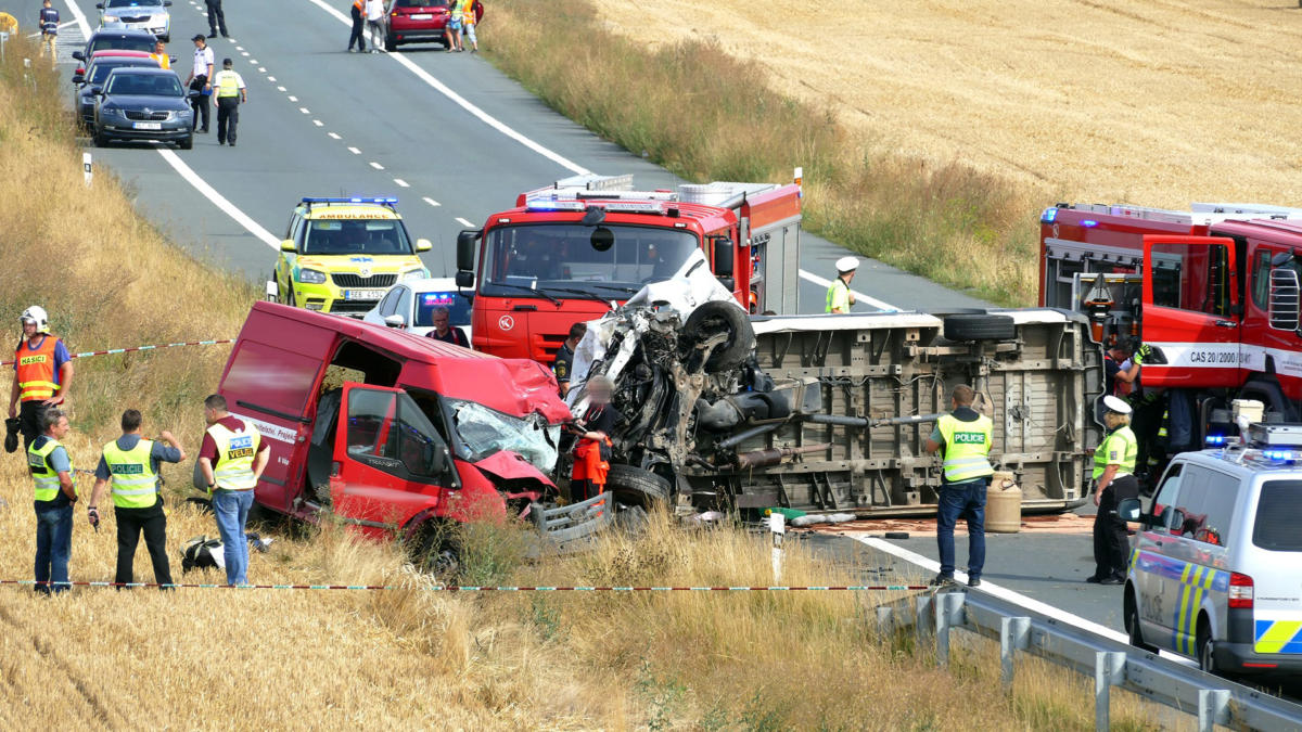 Těžká dopravní nehoda uzavřela silnici I/37 u Medlešic - Foto: Kodl CR pro Aktuálně z Chrudimska