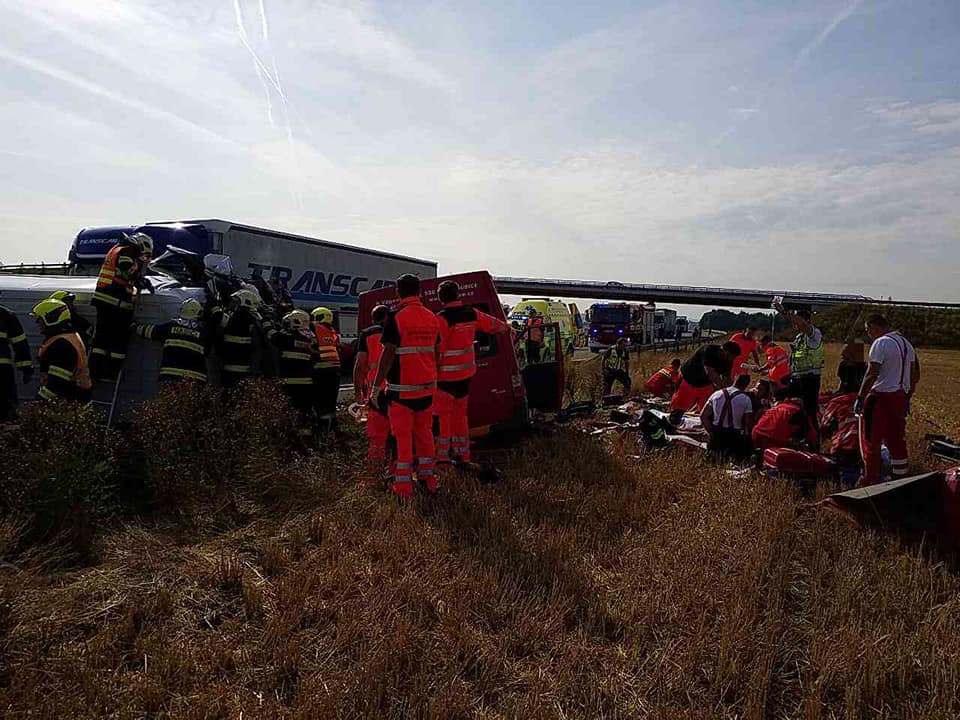 Těžká dopravní nehoda uzavřela silnici I/37 u Medlešic - Foto: HZS Pardubického kraje