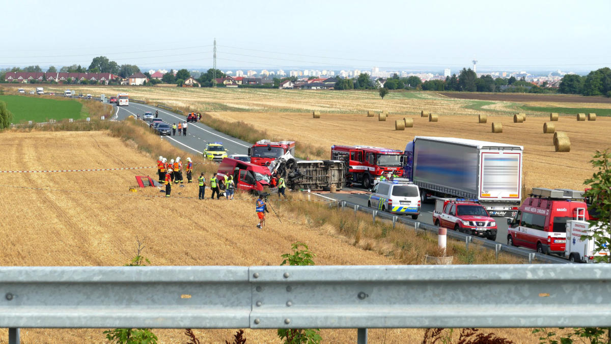 Těžká dopravní nehoda uzavřela silnici I/37 u Medlešic - Foto: Kodl CR pro Aktuálně z Chrudimska