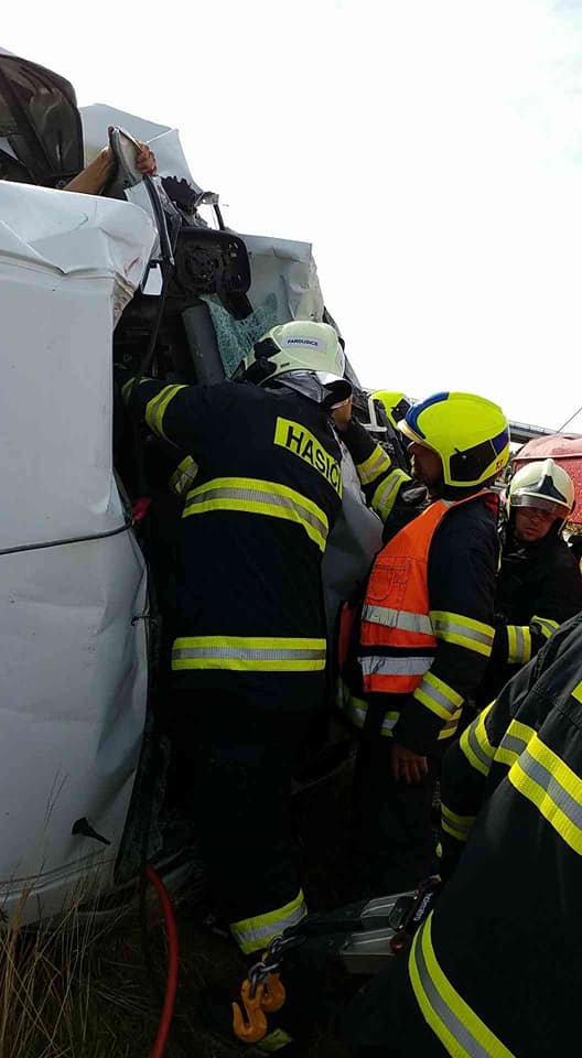 Těžká dopravní nehoda uzavřela silnici I/37 u Medlešic - Foto: HZS Pardubického kraje