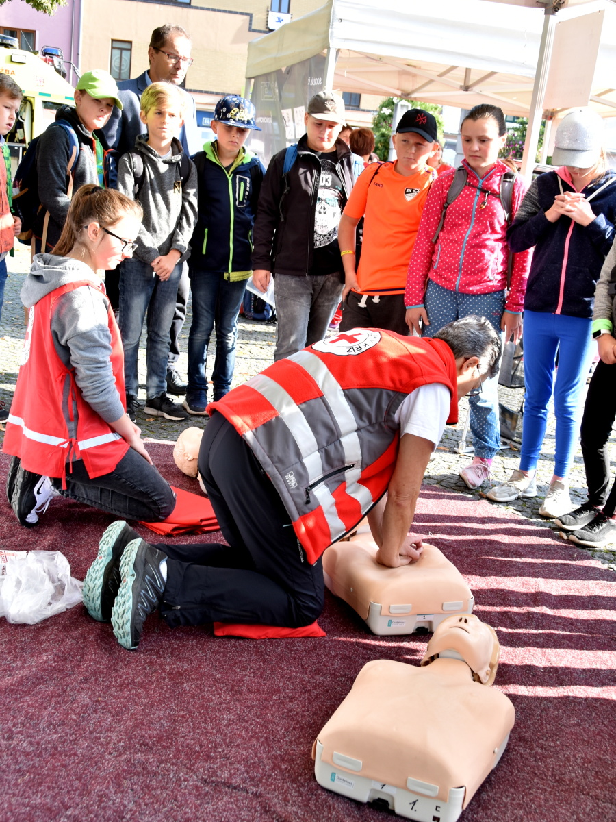 Zástupci Českého červeného kříže připomínají Den světové pomoci