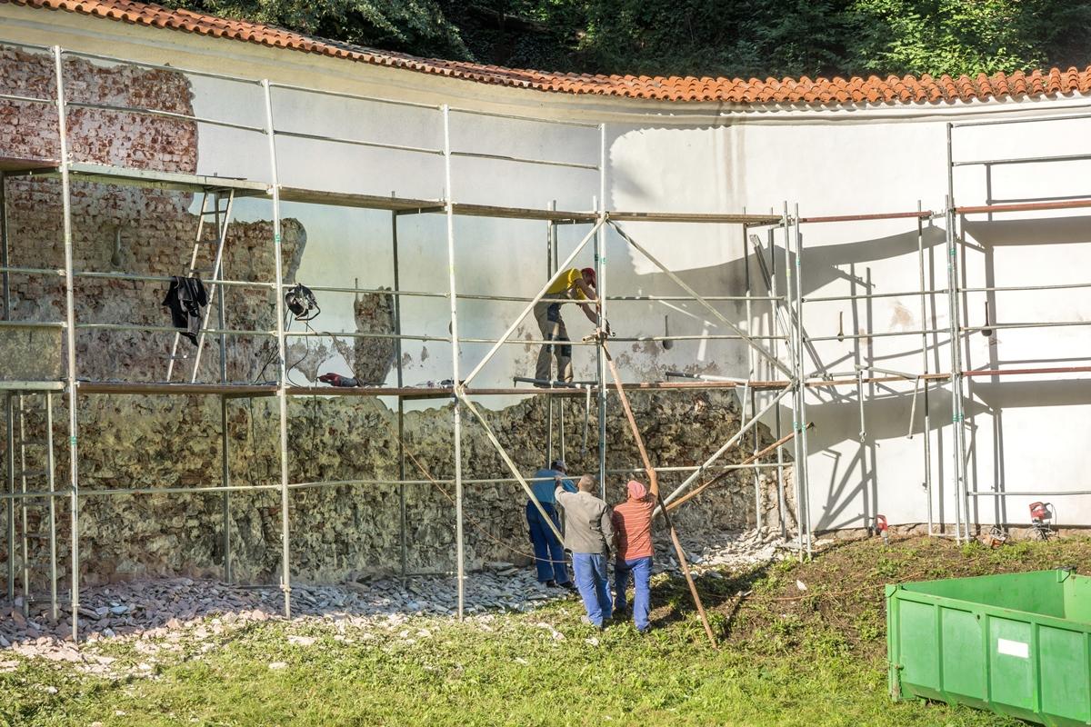 Kousek po kousku – i letos pokračuje oprava hradební zdi Zámku Pardubice