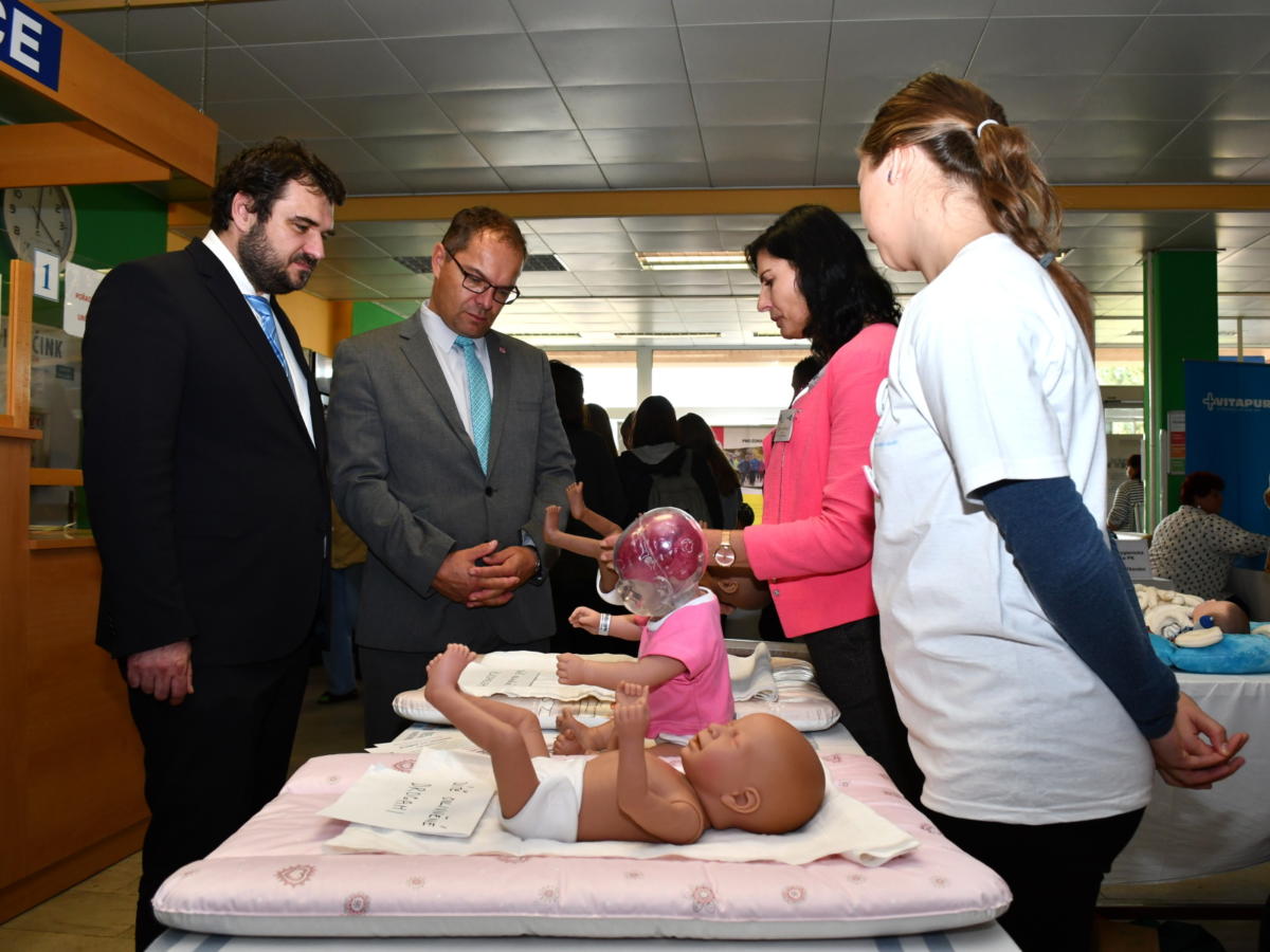 Chrudimská porodnice převzala finanční dar během Dne zdraví
