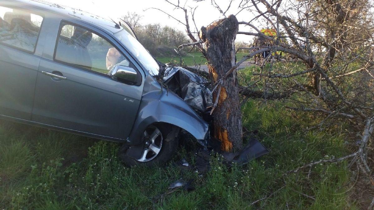 Včera u Přelouče narazilo osobní vozidlo do stromu.