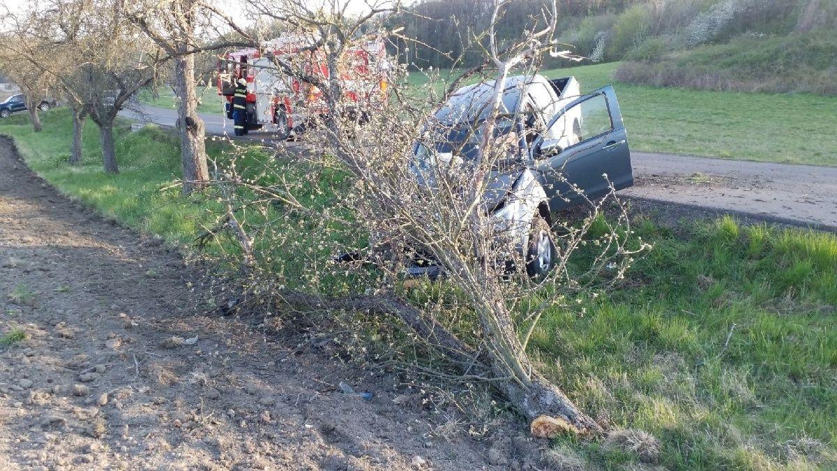 Včera u Přelouče narazilo osobní vozidlo do stromu.
