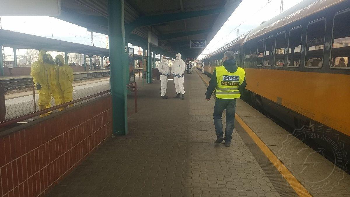 Hasiči zasahovali na pardubickém nádraží, čtyři cestující vykazovali podezření na koronavirus