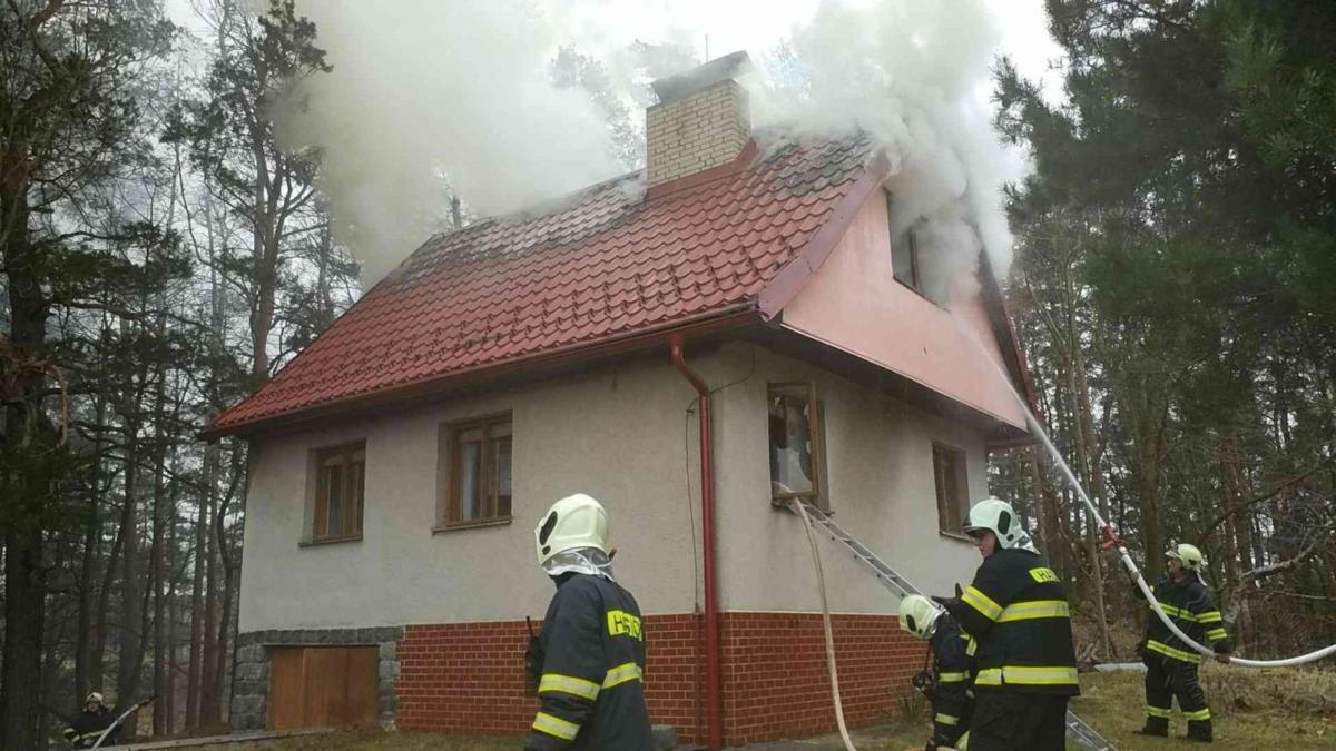 U požáru chaty zasahovaly čtyři jednotky hasičů, v budově se nacházela plynová lahev