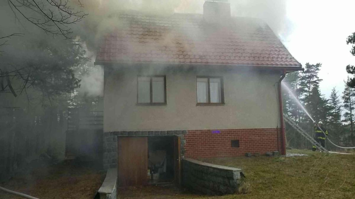 U požáru chaty zasahovaly čtyři jednotky hasičů, v budově se nacházela plynová lahev