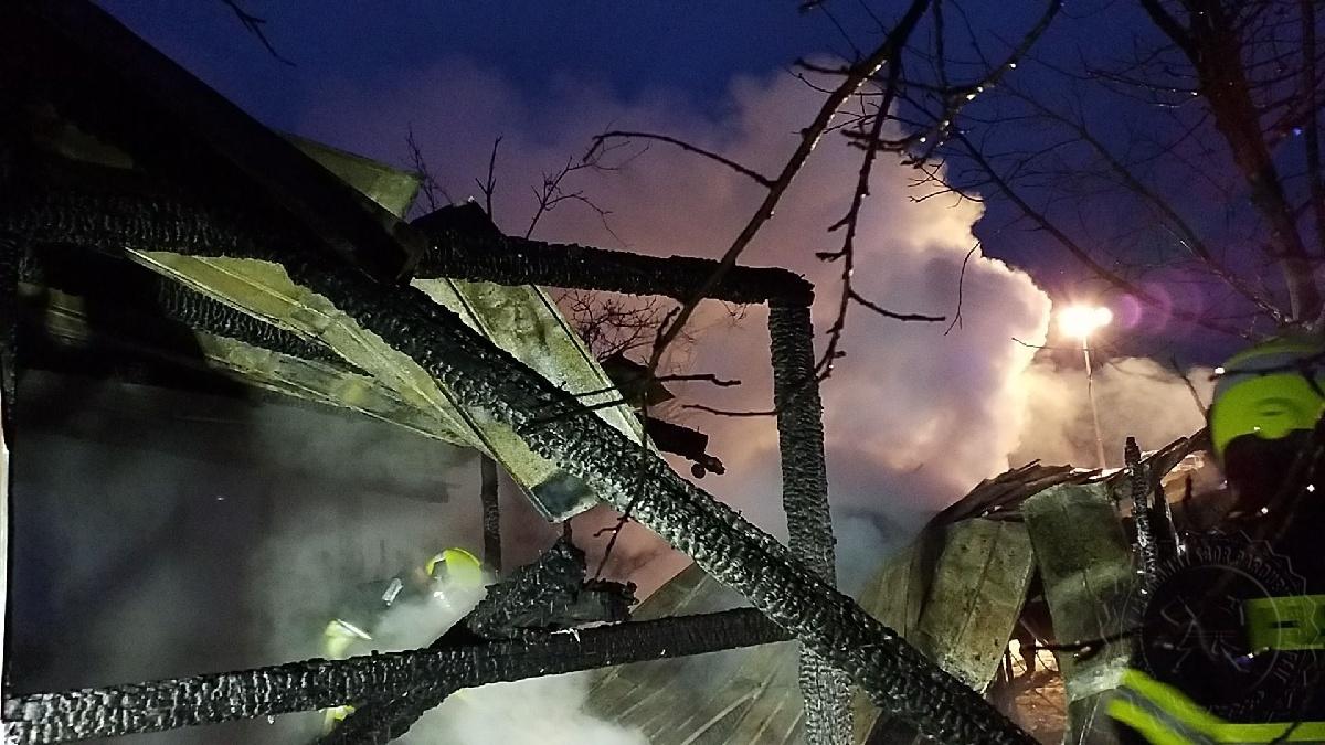 K požáru chatky v Sezemicích vyjížděly dvě jednotky hasičů