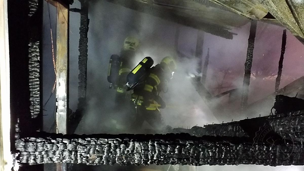 K požáru chatky v Sezemicích vyjížděly dvě jednotky hasičů