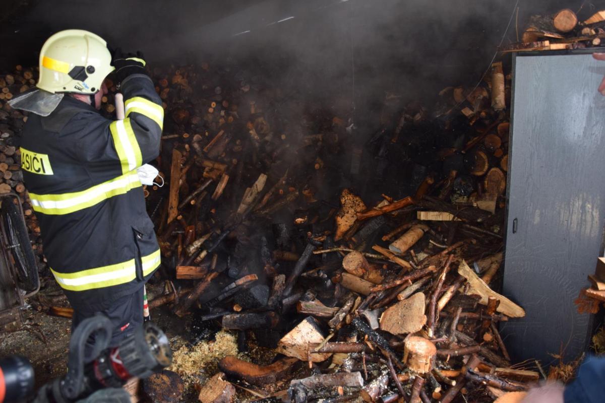 Díky včasnému zásahu sousedů a hasičů se podařilo uchránit majetek v hodnotě 3,5 milionu korun