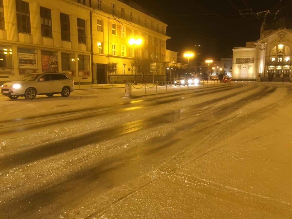 Ledovka na silnici Náměstí republiky Pardubice 14. ledna 2019