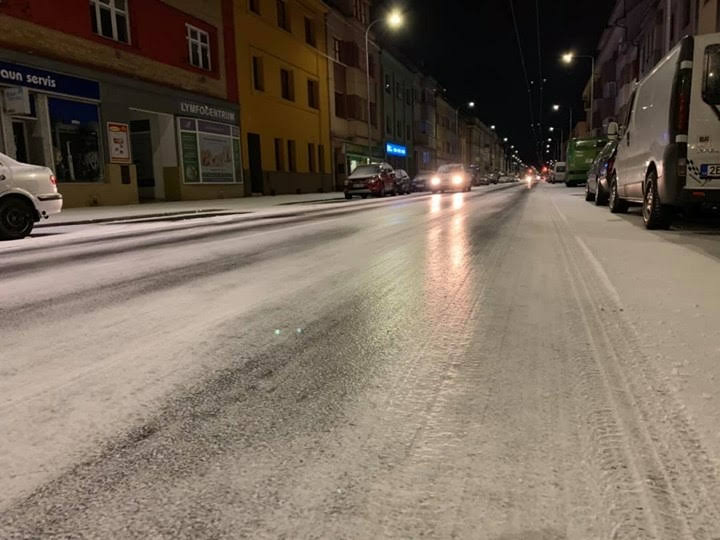 Ledovka na silnici Jana Palacha Pardubice 14. ledna 2019