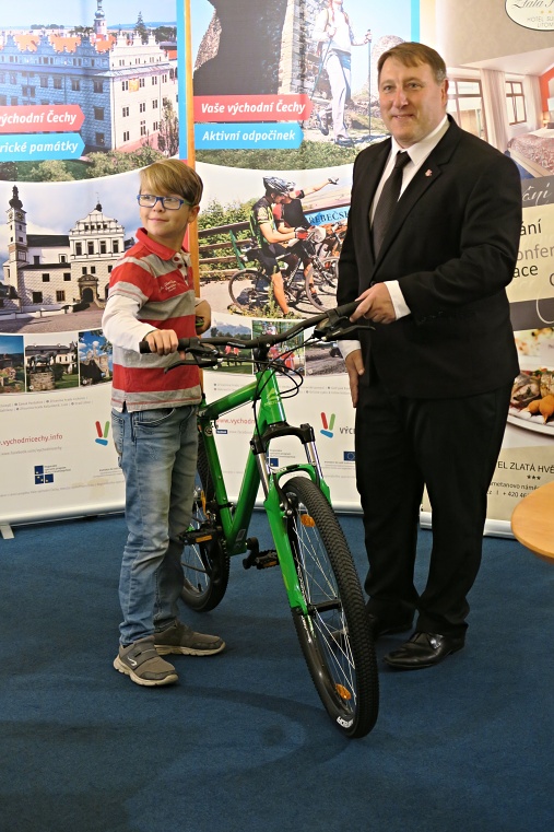 René Živný předal vítězce kolo
