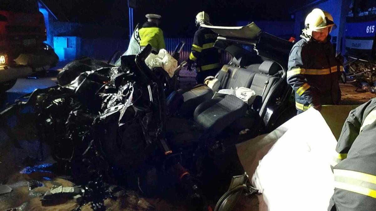 Střet osobního auta s nákladním skončil tragicky | Foto: HZS Pardubického kraje, územní odbor Chrudim 