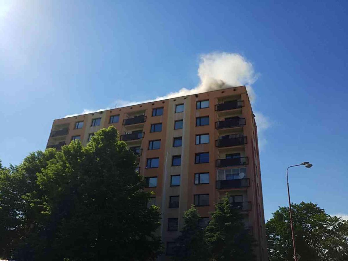 Požár izolace na střeše panelového domu v České Třebové