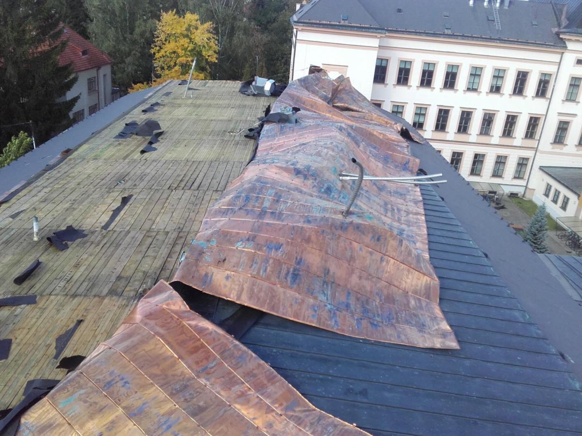 Střecha sportovní haly na Gymnáziu v Poličce / Foto: HZS Pardubického kraje