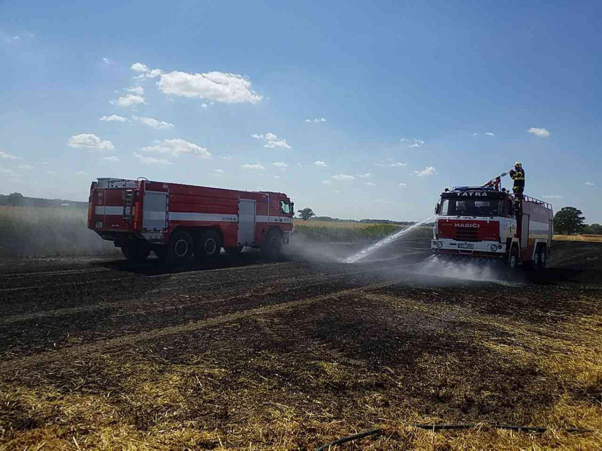 Šest jednotek hasičů likvidovalo požár pole v Chotči
