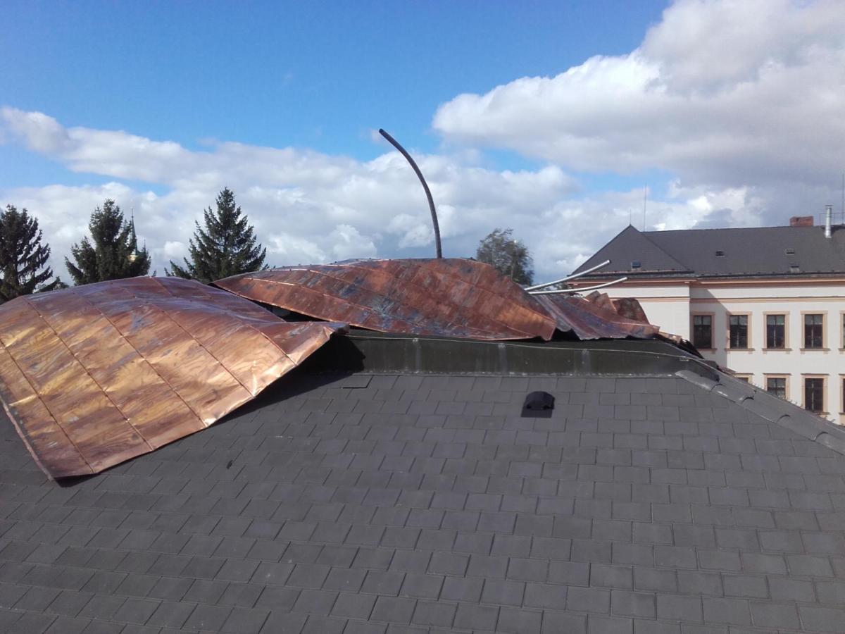 Střecha sportovní haly na Gymnáziu v Poličce / Foto: HZS Pardubického kraje