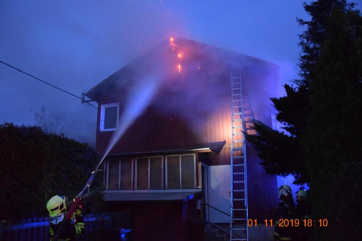 Požár rodinného domu v části Pardubic - Ohrazenicích