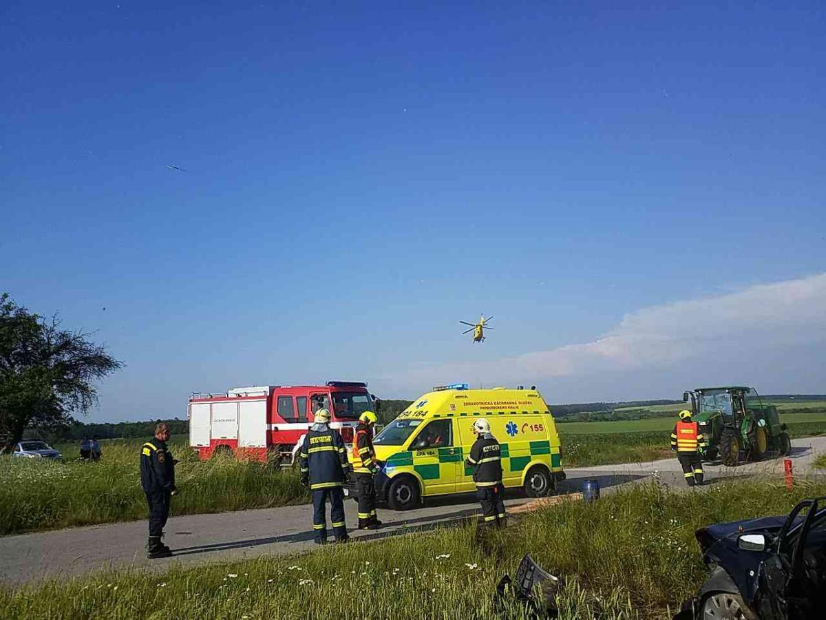 Při střetu dvou vozidel byli zraněni řidiči, přiletěl i vrtulník