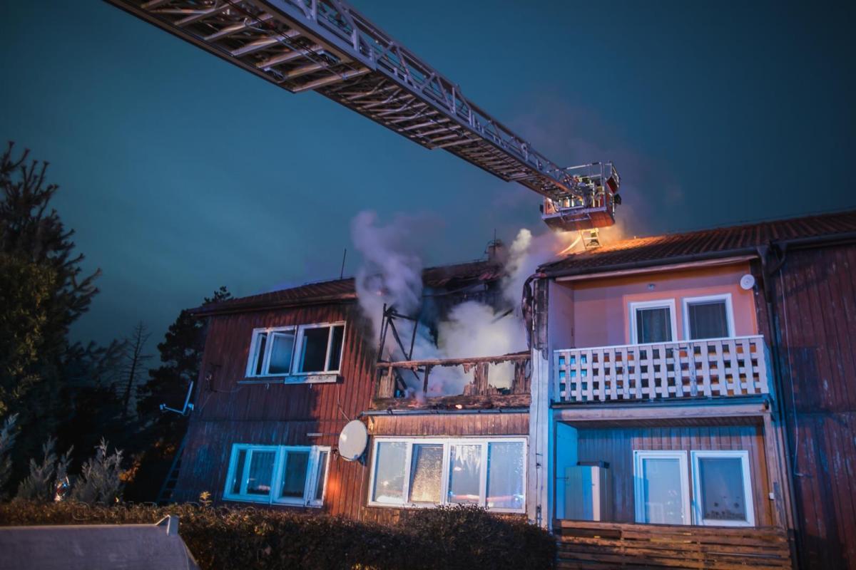 Požár rodinného domu v části Pardubic - Ohrazenicích / foto: SejkFoto