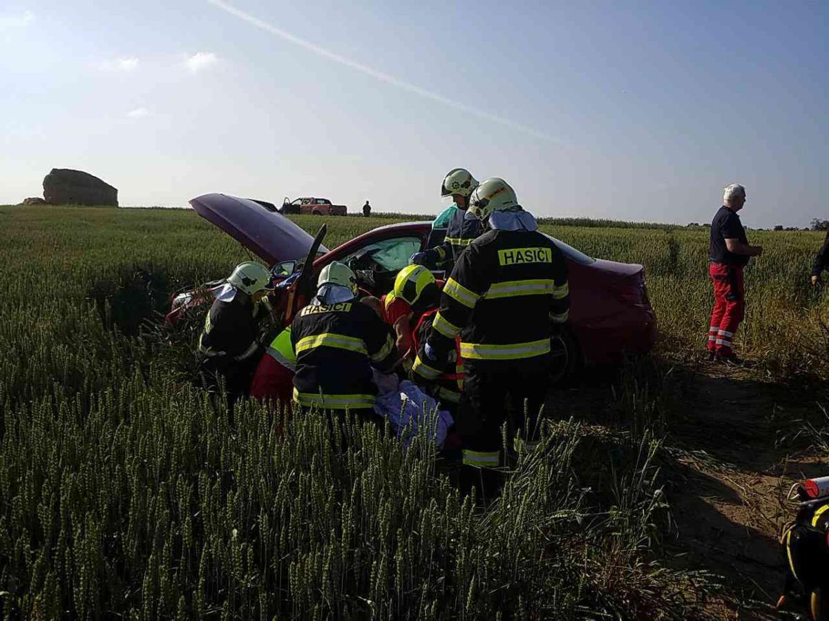 Při střetu dvou vozidel byli zraněni řidiči, přiletěl i vrtulník