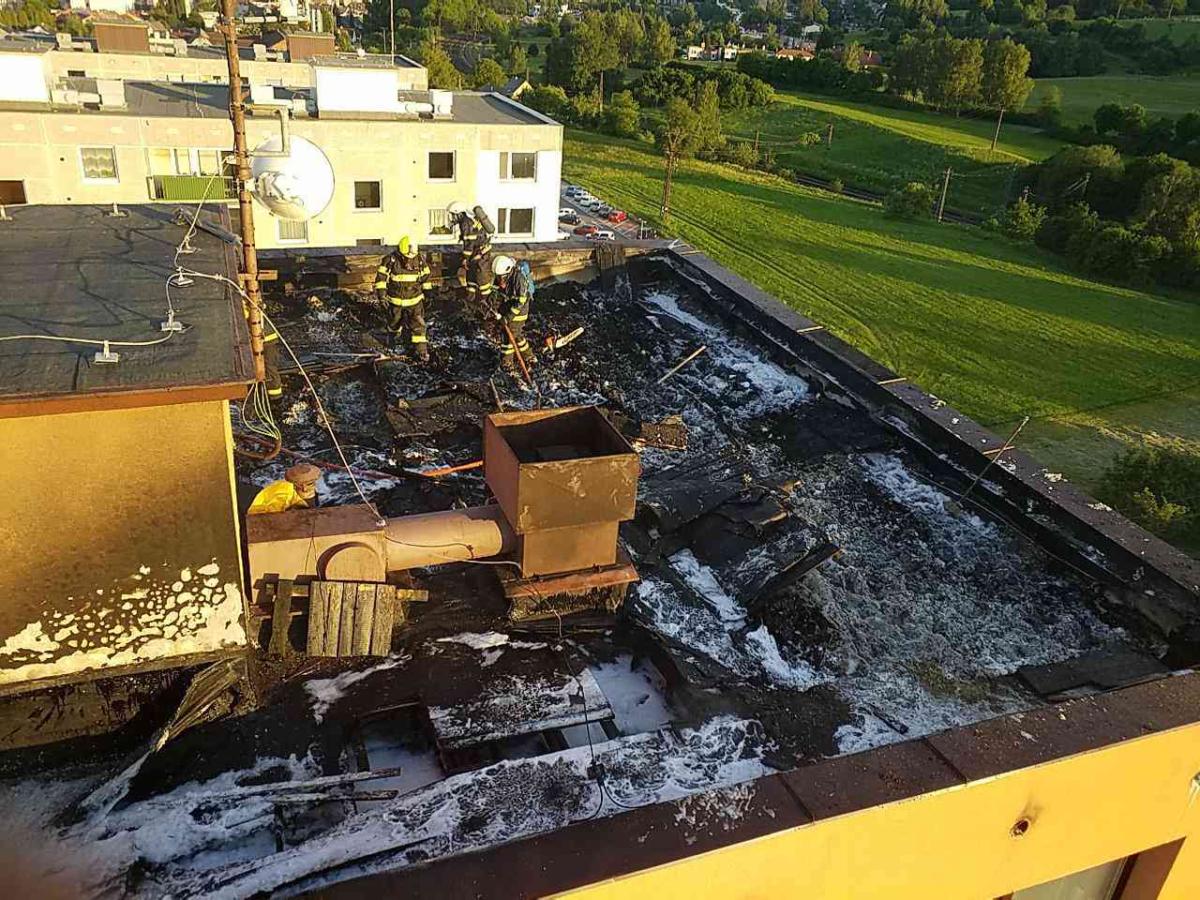 Požár izolace na střeše panelového domu v České Třebové