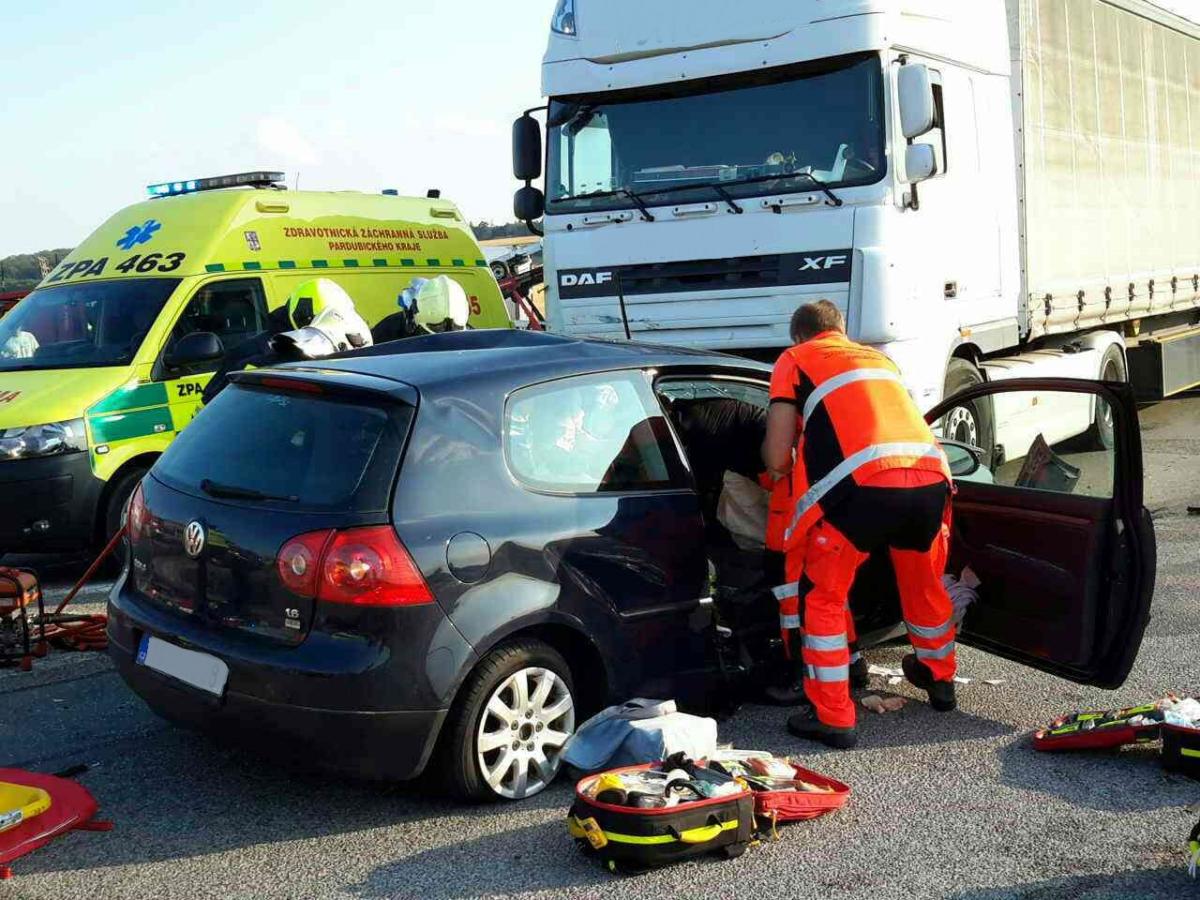 Nehoda osobního a nákladního auta u Zámrsku