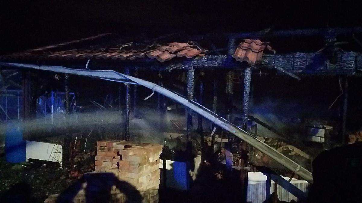 V neděli 8. prosince v 2.28 hodin vyjížděly čtyři jednotky hasičů do Ostřešan, kde došlo k požáru zahradního domku.