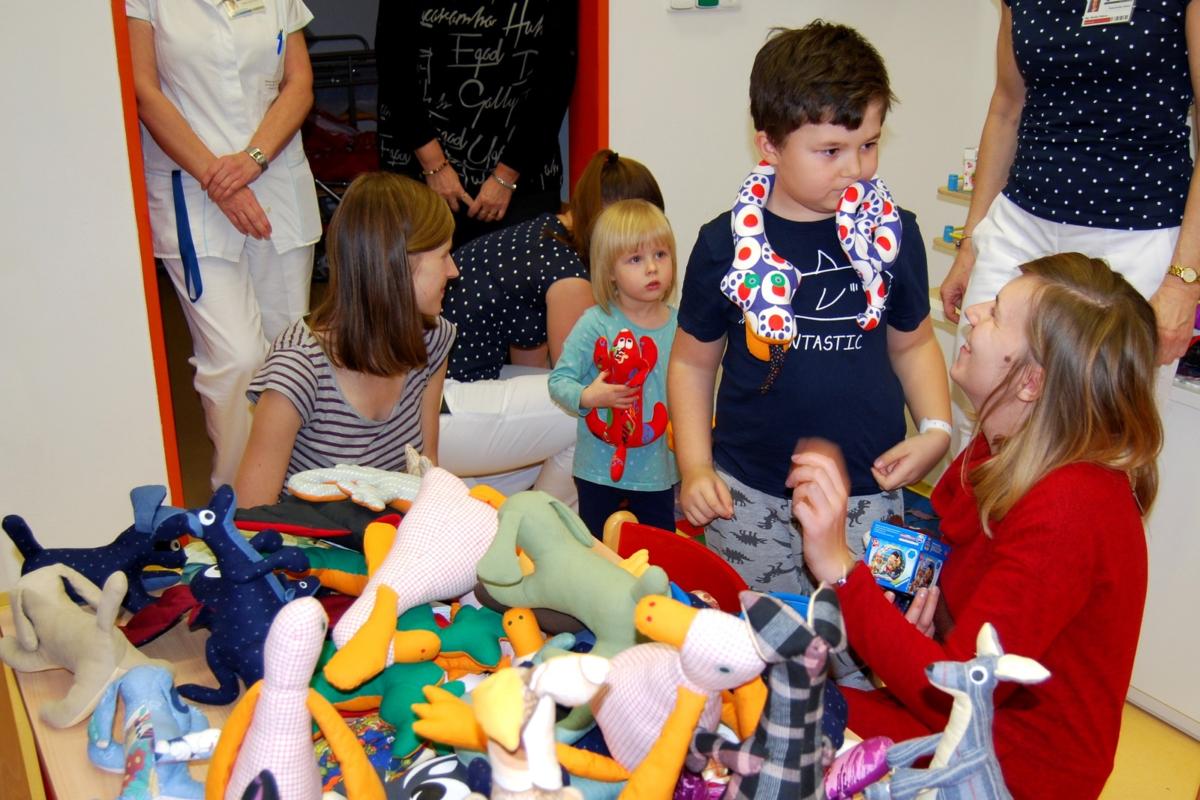 V den mikulášské nadílky dostaly děti hospitalizované na dětské chirurgii Pardubické nemocnice ručně šité hračky z pardubické věznice.