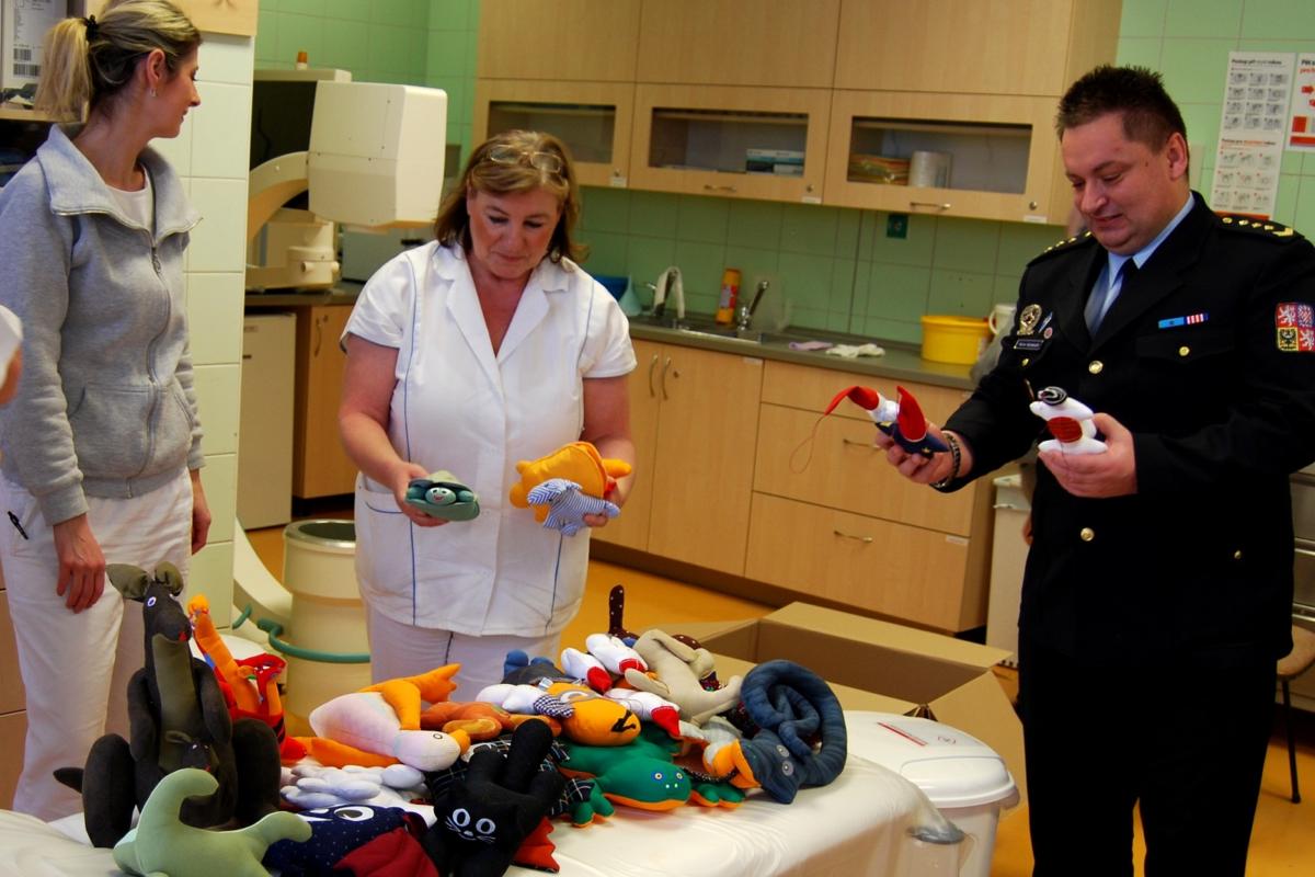 V den mikulášské nadílky dostaly děti hospitalizované na dětské chirurgii Pardubické nemocnice ručně šité hračky z pardubické věznice.