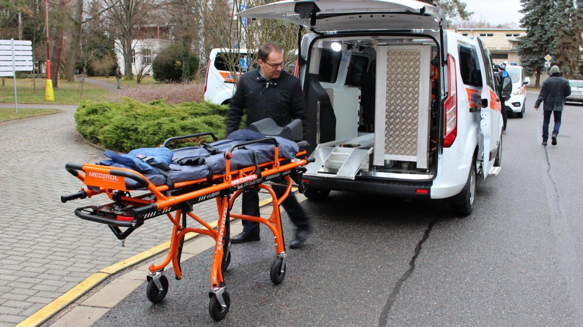 Nemocnice Pardubického kraje má pět nových sanitních vozů pro převozy pacientů