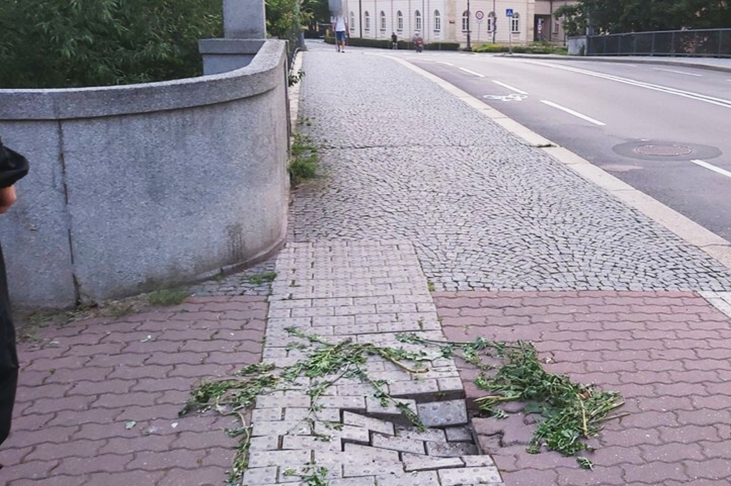 propadlá země Polská ulice