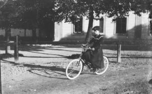 02-4cyklistka-ve-meste-1926