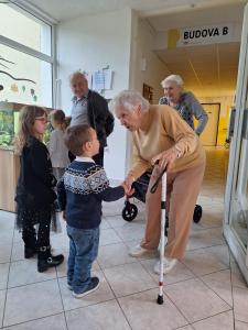 Klienti Domova pro seniory na Dubině mají díky dětem z MŠ Safari Baby Club pestřejší program
